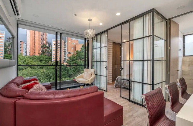 POBLADO CONDO NEAR MALL RESTAURANTS