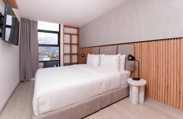 Poblado Luxury Apt - 2BR w/Jacuzzi & Fast WiFi