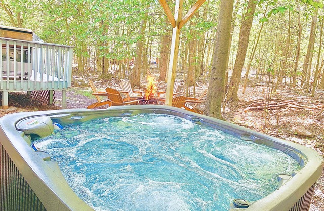 Pocono 3BR Getaway Hot Tub Arcades Fire Pit