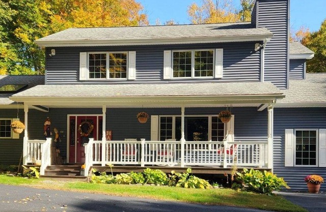 Pocono Mountain House minutes to Wallenpaupack and half hour to Camelback