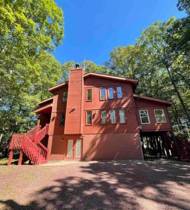 Poconos Chalet -Kayaks- HotTub-Karaoke-Lake