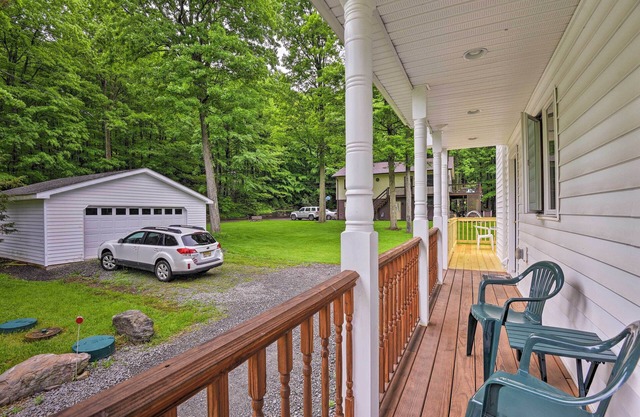 Poconos Home w/ Spacious Deck: 6 Mi to State Park!