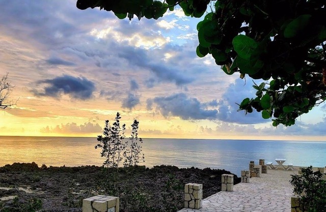 Poetreef Villa - Waterfront Cut Stone Luxury