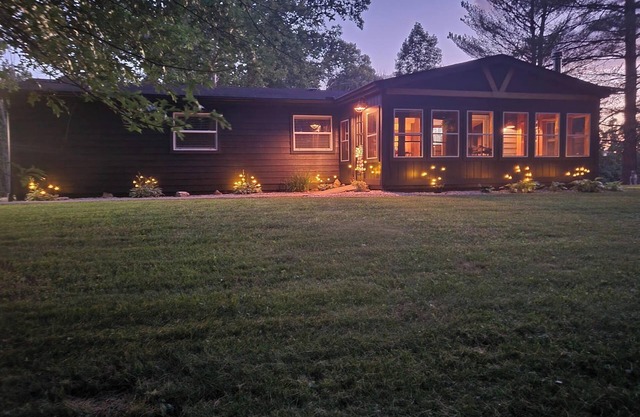 POND IN THE PINES CABIN -COMPLETELY RENOVATED ON 27 ACRES - POND-HOCKING HILLS