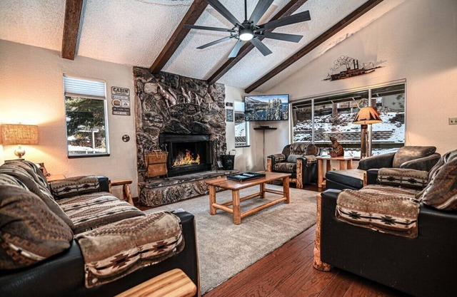 Ponderosa Cabin- Private Hot Tub, Close to Beach & Casino's- ID# ZK750