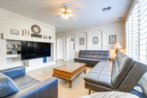 Pool and Patio San Tan Valley Getaway!