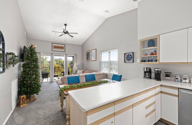 Pool ~ Golf ~ Great Location ~ Near the Landing ~ Cozy Stay ~ View