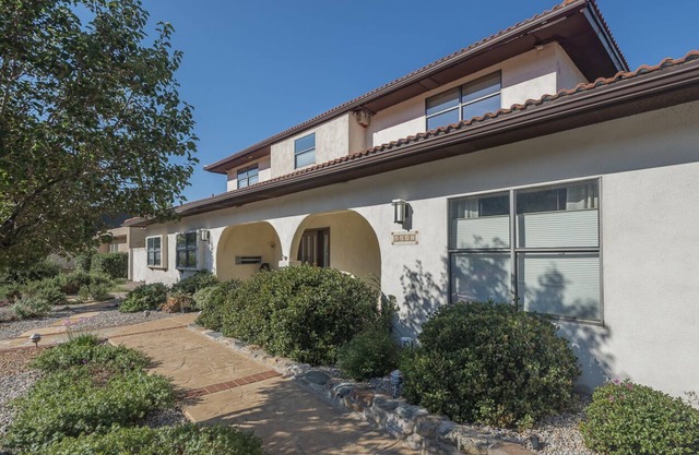 POOL & GORGEOUS VIEWS Atop Albuquerque