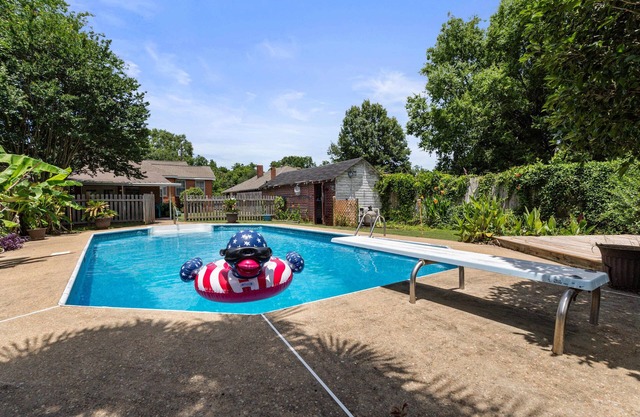 Pool & Mins to Zoo - Capitol Heights Hideaway