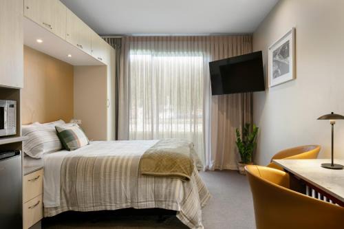 Pool & River Views - 600m to CBD