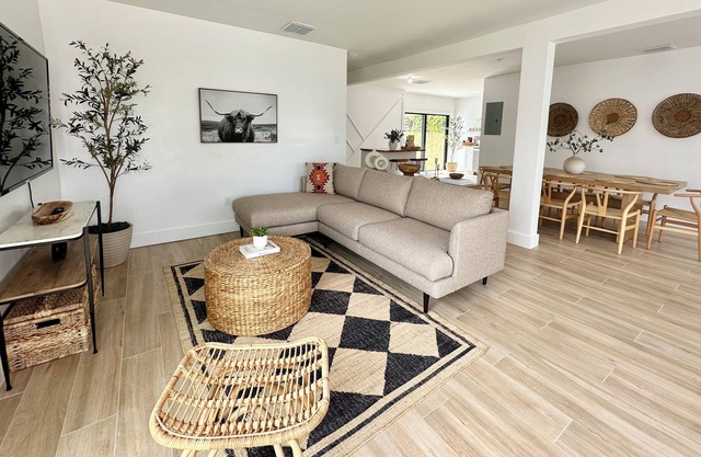 POOL- Sleeps 8- Mins to Calle 8 - SoBe - Brickell