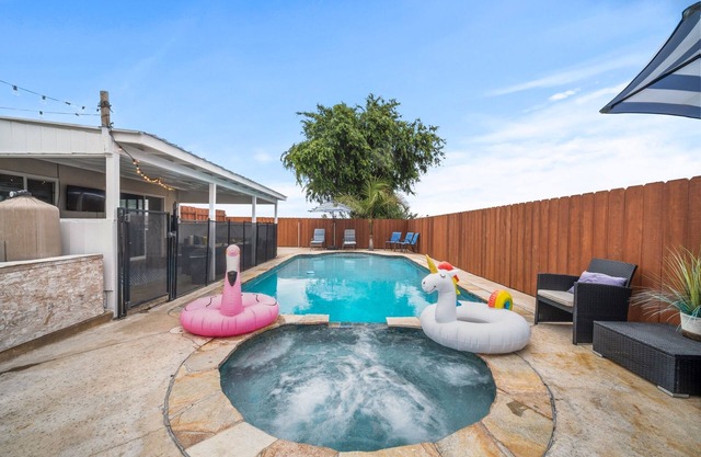 POOL,Spa, Movie Room, BBQ and Games! Family Vacation Home