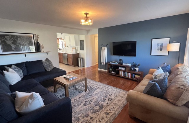 Poplar Place - 3 BR - Hot Tub - Steps from Downtown