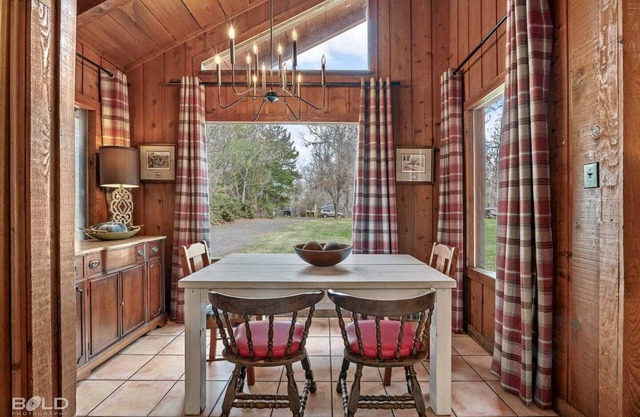 Popular & Available -Cedar Wood Lodge w/Kayaks & Canoes, Outdoor Dining