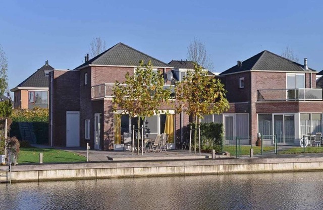 Popular house for tenants, orderly, neat and complete. The house has a view of the lake, an ideal lo