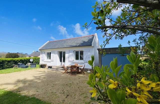 Port-Blanc/quiet and restful. 700M from the sea in a green setting