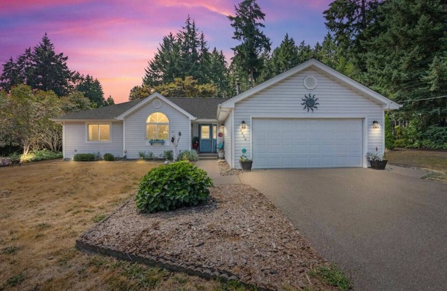 Port Orchard Oasis Retreat w/Hot Tub & Game Room!