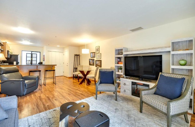 Portland Condo with Hot Tub Access, Near Downtown!