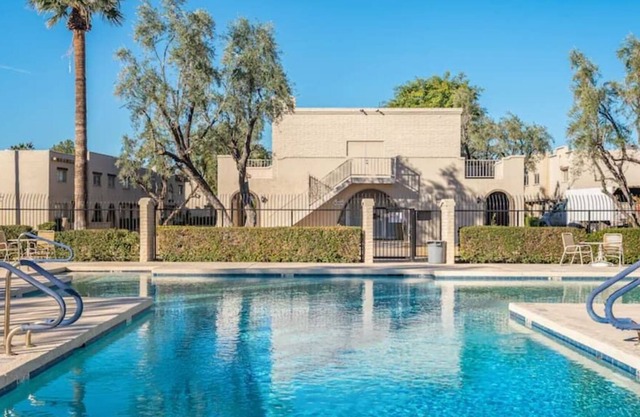 POSH, Beautiful 4BR Townhome - Walk to Old Town!