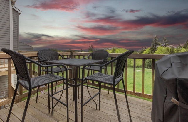 PR 36 - Spacious & dog-friendly summer getaway. Minutes to bike trails!
