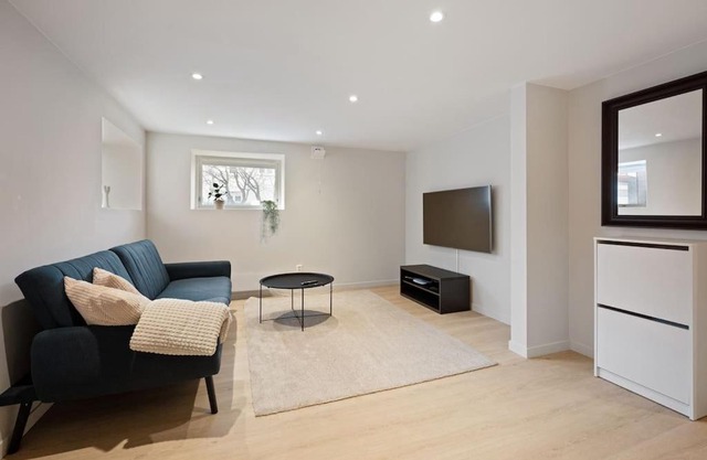 Practical Basement Apt with all home comforts close to City Centre