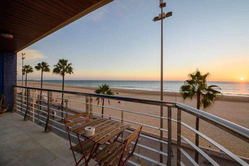 Preciado apartamento con vistas frontales al mar