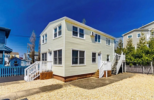 PREMIER HOST-4 BR SEASIDE PARK DUPLEX One Short Block to Beach, Kit, Liv Room