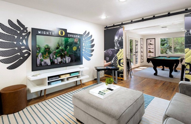 Premier Location: Group-Friendly, Walk to Autzen!