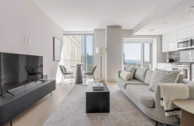 Premium Oakland 1BR w/Pool, Gym & W/D, nr BART, by Blueground