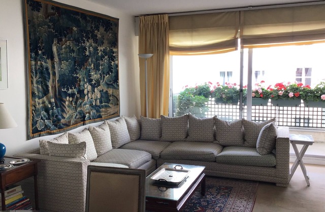 Prestige quiet apartment, close to the Champs Elysées