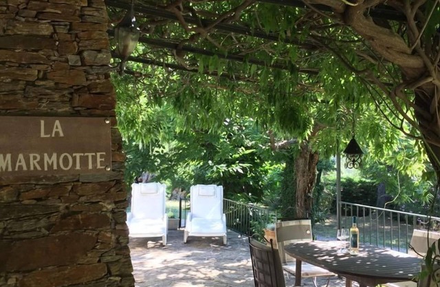 Pretty apartment with pool in stunning stone house in large quiet garden