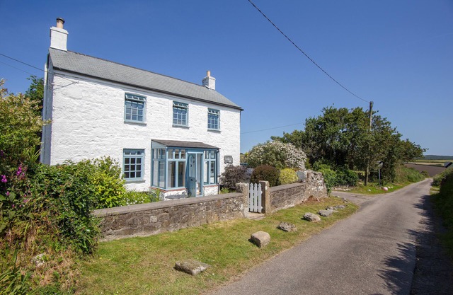 Pretty Georgian farmhouse in peaceful village location near the sea.