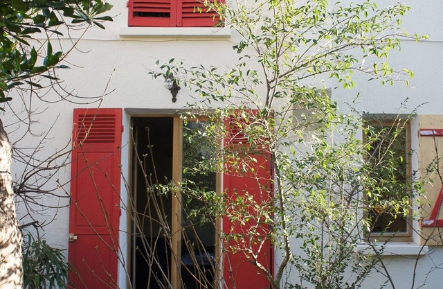Pretty house very quiet hidden in the heart of the 19th - 20 minutes to center