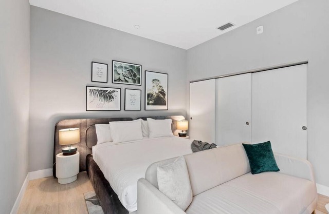 Pretty Rola 304 Luxury Apt w King Bed Central Area