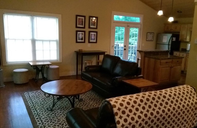 Prices reduced for winter season! 5 star ratings at the Views, large deck, Wifi