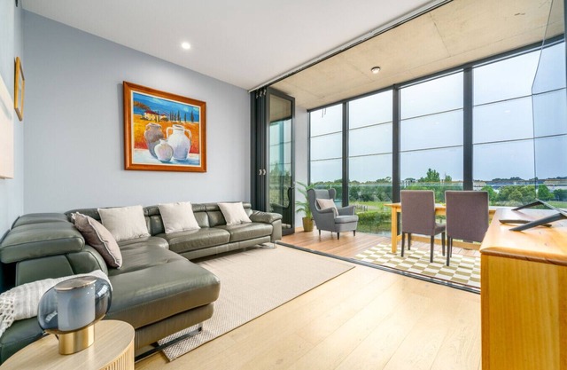 Prime and Stylish Stay in Kingston Foreshore