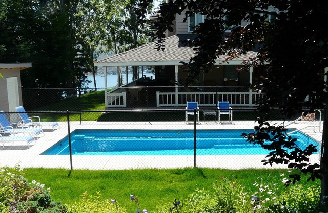 Prime Chelan location w/Commanding View, 85 degree pool, close to Golf Course