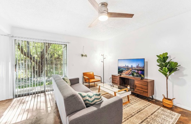 Prime SoCo charming 1BR king suite w/pool, parking