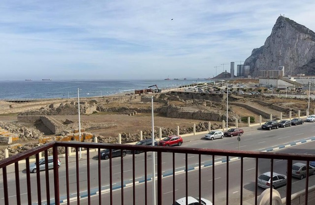 Primera línea de playa y Gibraltar a 5 minutos