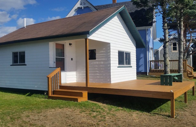 Primrose Seaside Cottage Above Shoreline With Gorgeous Views