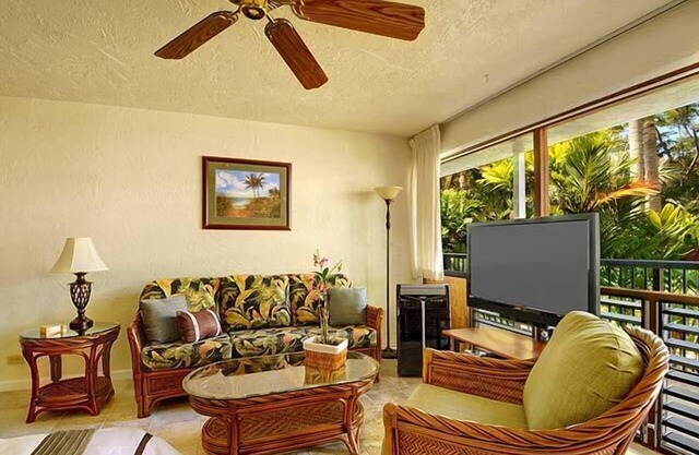 Prince Kuhio 214, Extra Spacious Studio with A/C, on the Sunny South Side