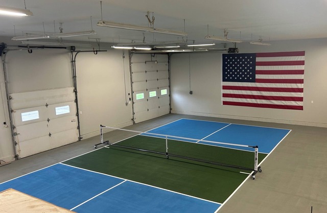 Pristine, 5000 sq ft waterfront Resort with Indoor Pickleball and boat rental!