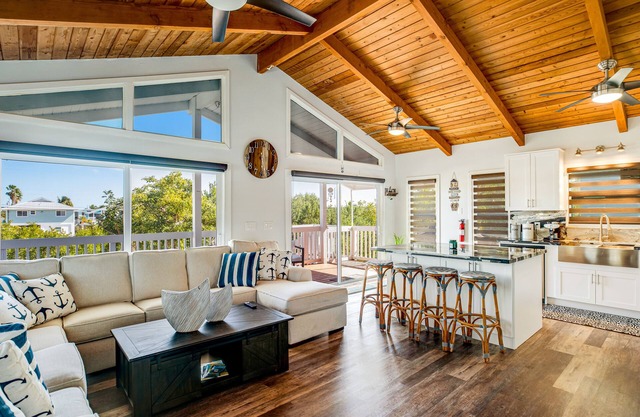 Pristine Waterfront Charmer - Outdoor Living & Dining, Dock, AC - Snowbirds OK
