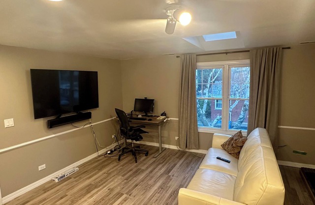 Private 1 bed/1bath w in-unit laundry in Jefferson Park!