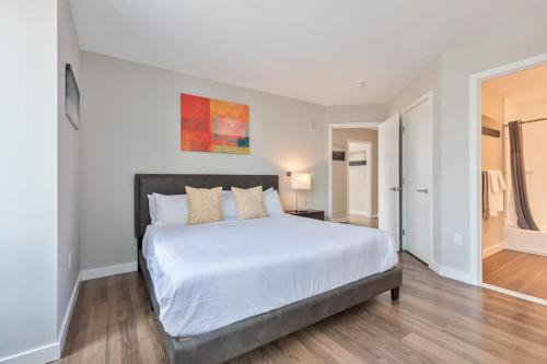 Private Apt Seaport with Gym