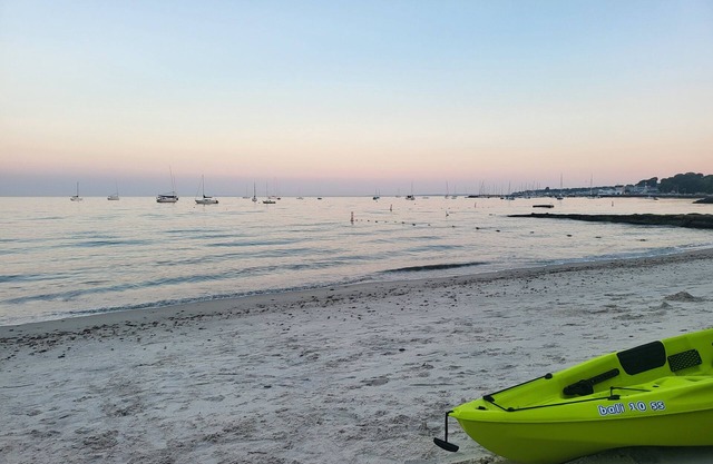 PRIVATE BEACH: A PALACE IN PARADISE @ NIANTIC W/6 QUEENS 1 TWIN BED