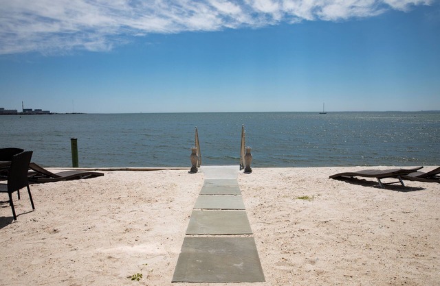 PRIVATE BEACH: A SLICE OF HEAVEN @ NIANTIC W/6 QUEENS 1 FULL BED