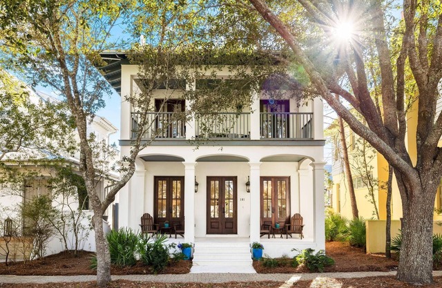 PRIVATE BEACH/POOL ACCESS-Charming Cottage-Lovely Courtyard-4 Bikes