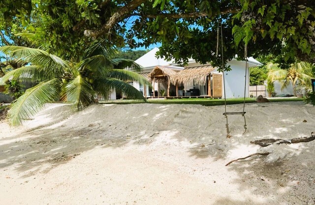 *PRIVATE BEACH, waterfront bungalow-A/C - 4 pers