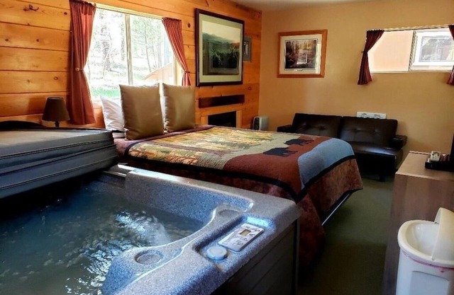 Private Cabin in the Pines– Indoor Jacuzzi, Fireplace, Kitchenette, Porch Swing.